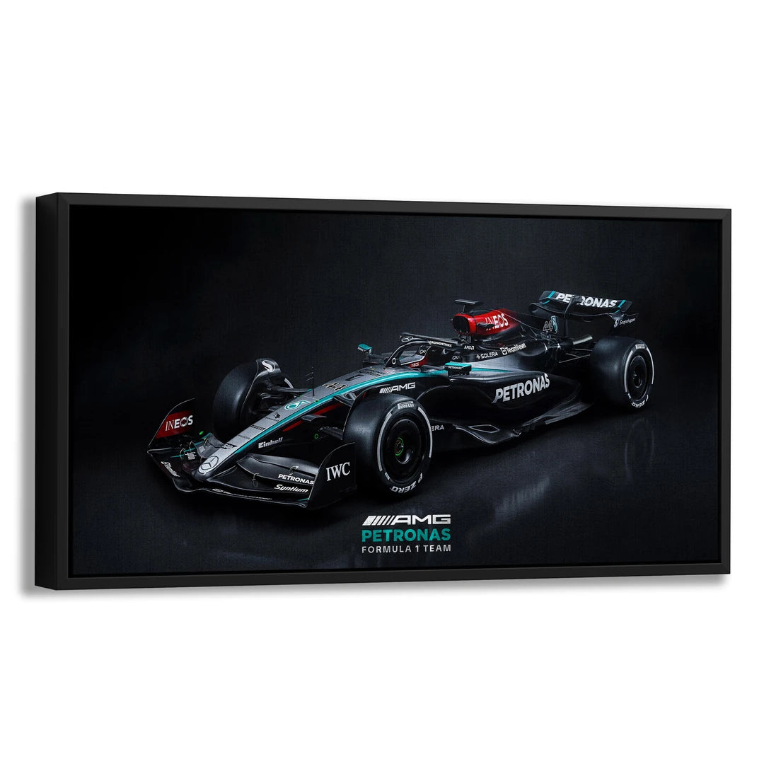 Czarny Mercedes F1 | Obraz, w czarnej ramie, pod kątem
